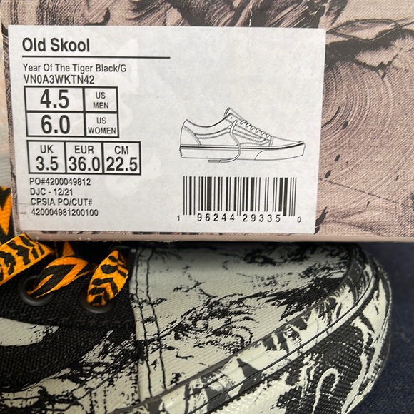 Vans WMNS Old Skool
Year Of The Tiger Black/Gray 
VN0A3WKTN42
Sneakers - Picture 16 of 16